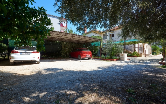 Apartment Ivo - with garden: A1 Trogir, Riviera Trogir