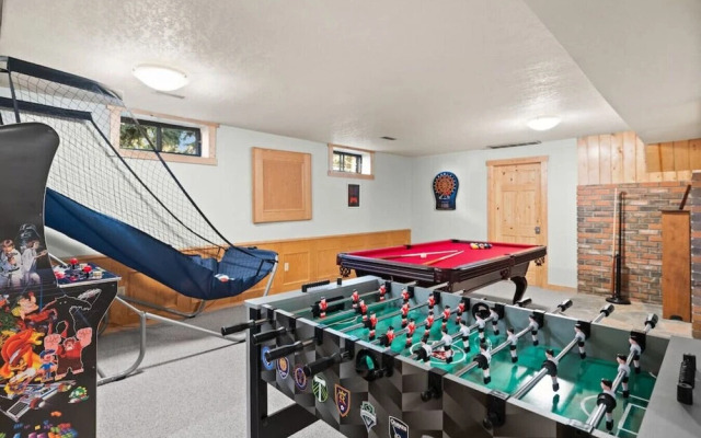 SPACIOUS 3,000 sq2 Luxury Home | PRIVATE Pool & Hot Tub | STEPS to Kinsmen Beach