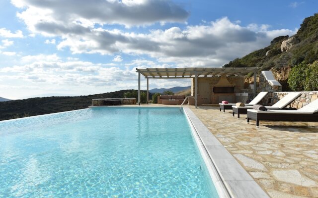 Panoramic three villa complex with helipad by VillaRentalsgr