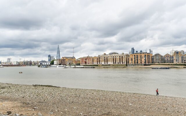 Modern 4 Bedroom Terraced House by the Thames!