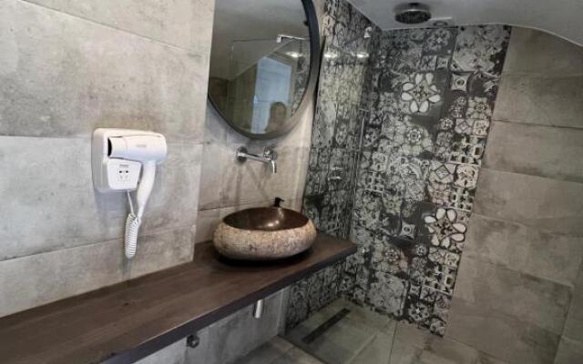 Christos rooms milos