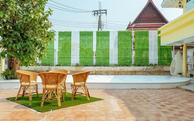 RoomQuest Baan Khun Phra The Iconic