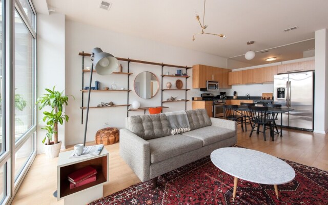 Vibrant Lincoln Park Suites by Sonder