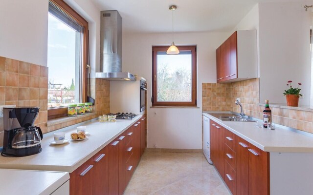 Amazing Home in Liznjan With Wifi and 3 Bedrooms