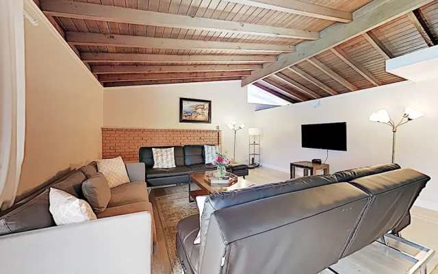 Larry 10631 - 3 Br home by RedAwning