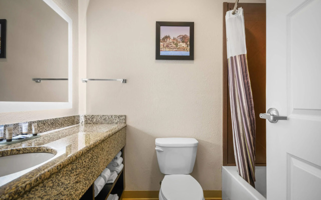 La Quinta Inn & Suites by Wyndham Stonington-Mystic Area