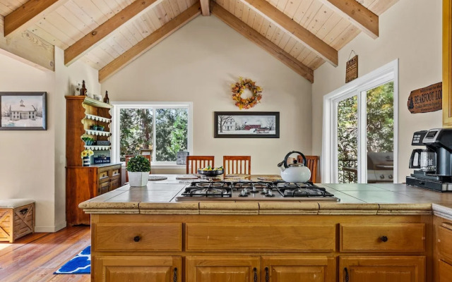 Bearfoot Lodge Near Hiking & Skiing!
