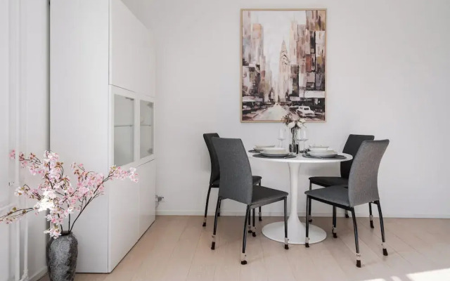 Modern 1BR Apartment with Balcony