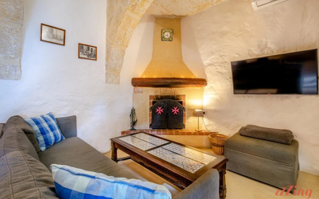 Studio w Courtyard in a Traditional Country Home