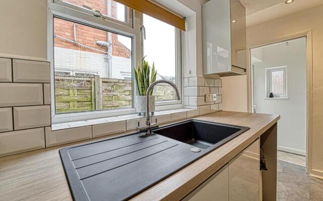 Stylish 2 Bedroom House with Patio