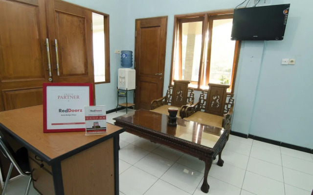 RedDoorz Near Ciputra World 2