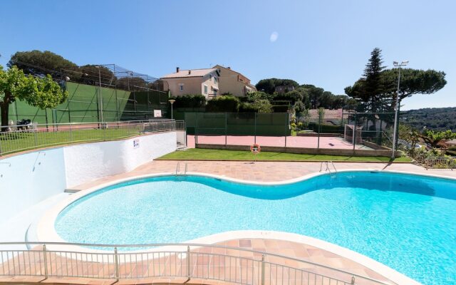 Modern flat  Pool and Tennis area