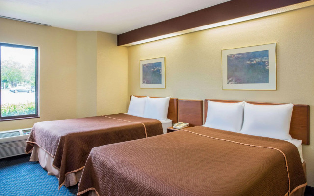 Travelodge by Wyndham Fort Myers Airport