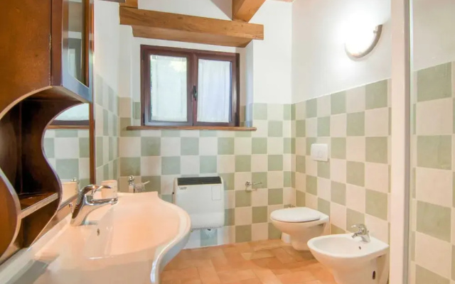 Cozy Farmhouse in Apecchio with Hot Tub