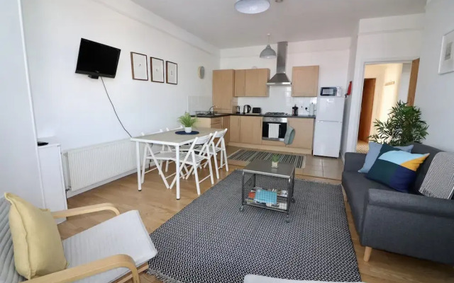 Large 2 Bedroom Apartment Near Cathedral