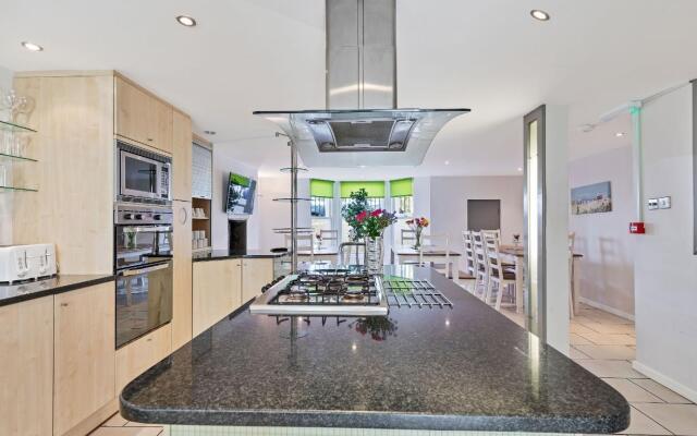 Sunshine Central House | Large luxury group house | Roof terrace | Fast Wifi