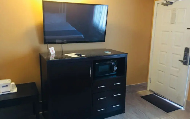 Travelodge by Wyndham Bay Shore Long Island