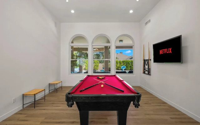 Pool Table, Putting Green: Luxury Oasis in Mesa