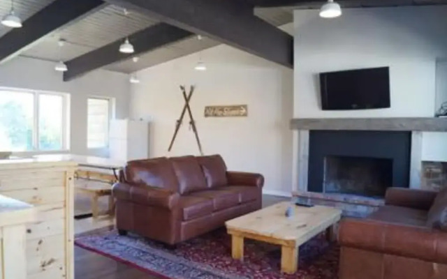 6 Bed Blue Mountain Chalet with Hot Tub 8