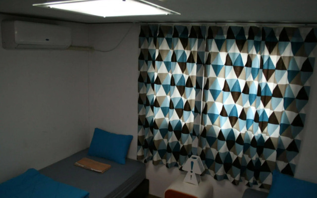 Zzzip Guest House - Hostel