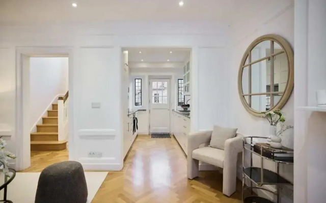The Charm of Chelsea - Modern 4bdr With Shared Courtyard