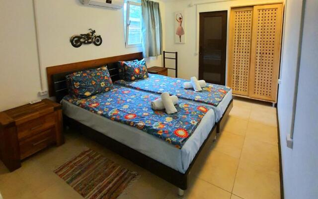 House & Yard Sesil L 90 m to beach