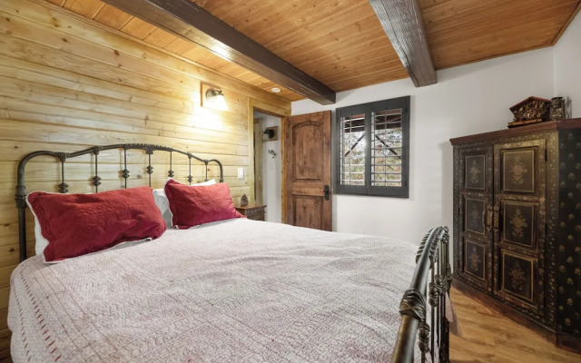 A Woodsy Mountain Retreat