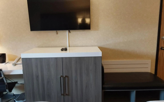 Lavissh Inn & Suites
