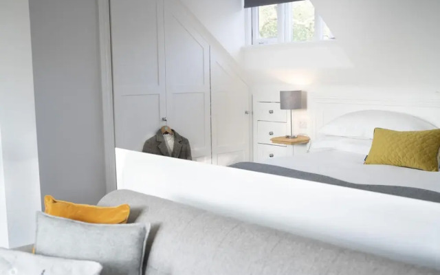 Storrs Hill Sanctuary - Spacious Studio - Stunning Lake Views