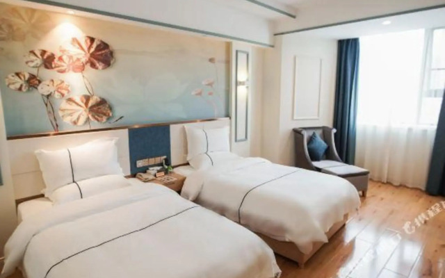 Huayang Fashion Holiday Grand Hotel (Chengdu Nanhu Park)