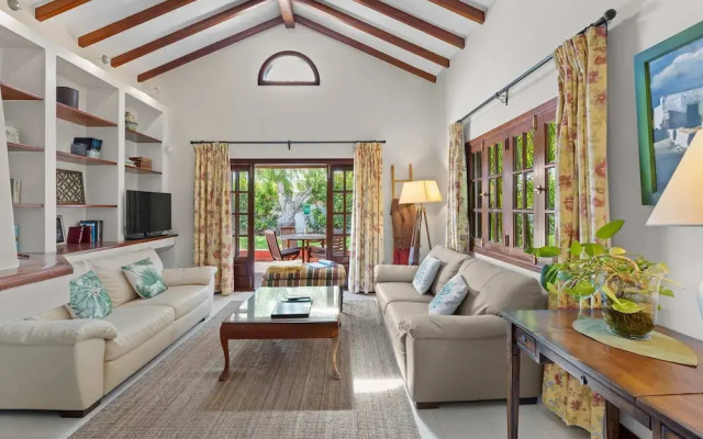 Bayside Evergreen House Serenity Oasis Garden Pool BBQ