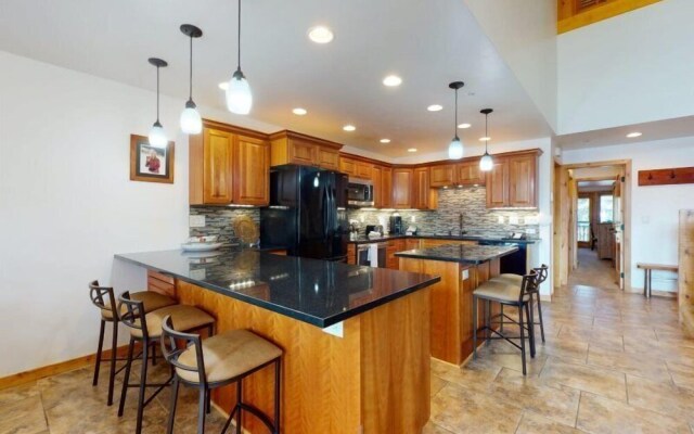 Exclusive Ski in, Ski out 4 Bedroom Vacation Rental with Hot Tubs and Heated Outdoor Pool in Lionshead Village