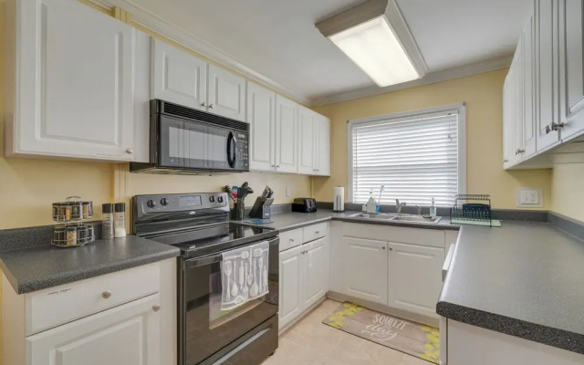 Oak Ridge Retreat w/ Porch < 1 Mi to Downtown