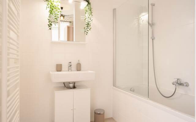 City Apartment - 5 min to Metro