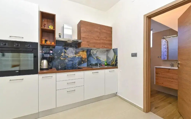 Stylish Family Retreat With Shared Pool