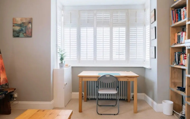 Inviting 1BD Flat - 20 Mins to Brighton Beach!