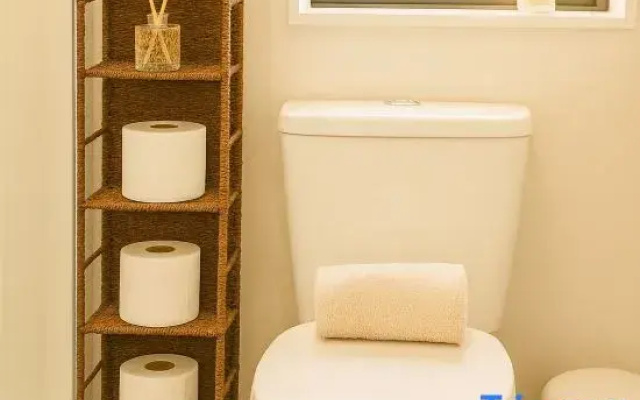 Stylish Suite Near Airport | Pvt Bath + Parking