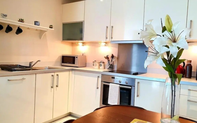Airy 2 Bed 2 Bathroom With Balcony