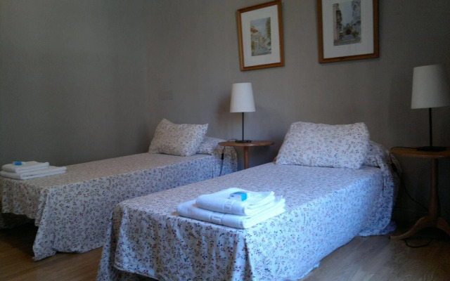 Ally's Guest House Barcelona B&B