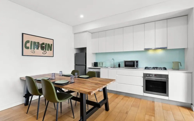 Central Charming 2 Bedrooms With Balcony Aircon