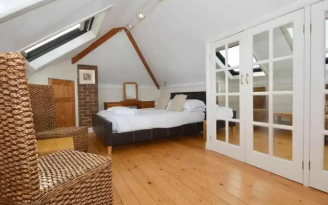 4 Bed-central Location-sleeps 8-marina Sea View-pets-parking