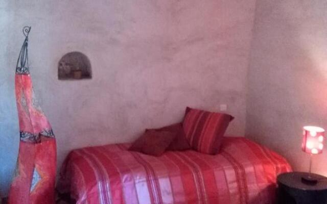 La Maison derrière la Fontaine