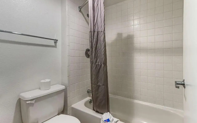 Motel 6 Shaw Ave & Hwy 99