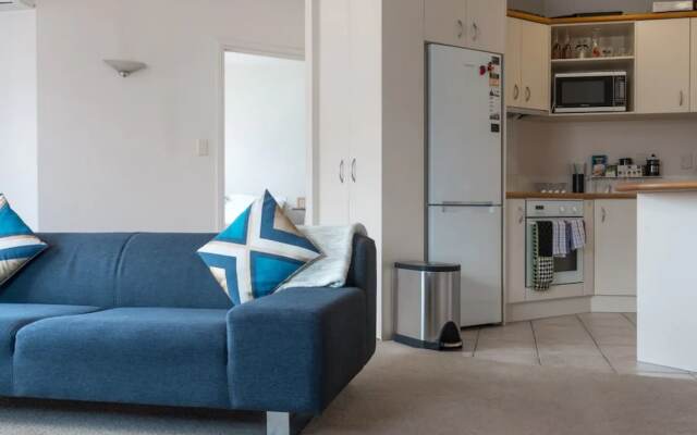 Cosy 2 Bedroom CBD Apartment With Balcony