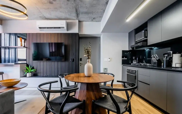 w Stunning 2BR w Great Deco in Centriqo
