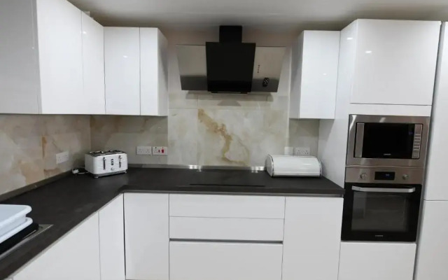 Wileg 4B Luxury Two Bedroom Apartment with Shared Swimming Pool.