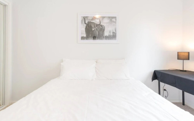 Stylish 3 Bedroom Melbourne Apartment