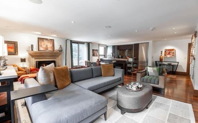 Riverhouse #3 2 Bedroom Condo by RedAwning