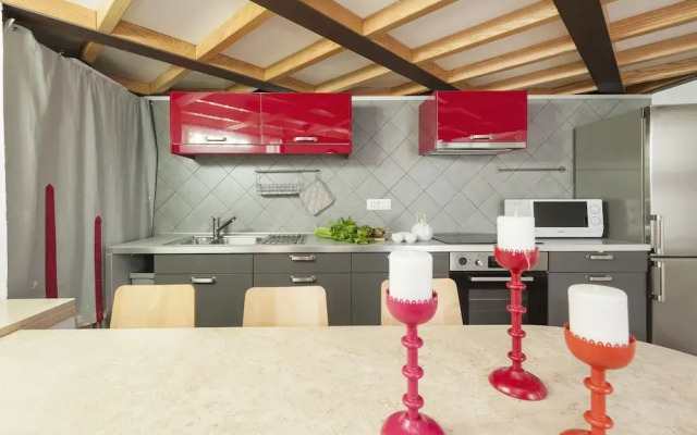 Inviting 3-bed Apartment in Roma 4mins to Colosseo