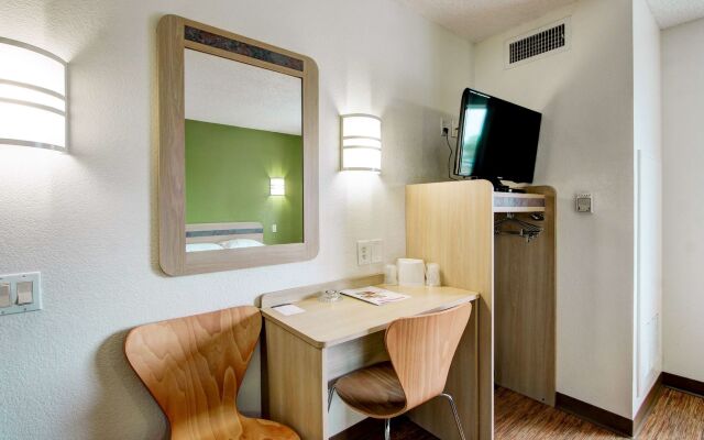 Super 8 by Wyndham Aurora East